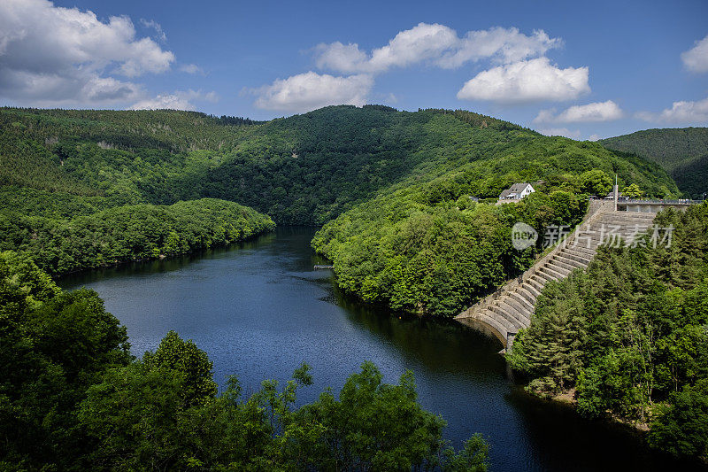 Urfttalsperre (Urftsee Dam)， Obersee上的游船，位于德国亚琛“城市区域”的Simmerath区Einruhr和Rurberg镇之间的水库湖